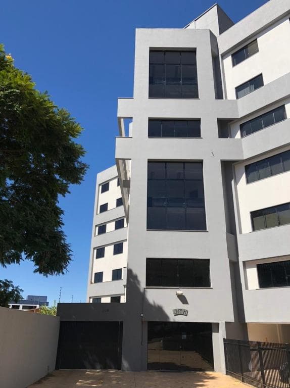 Conjunto comercial com 03 andares, com 900m²